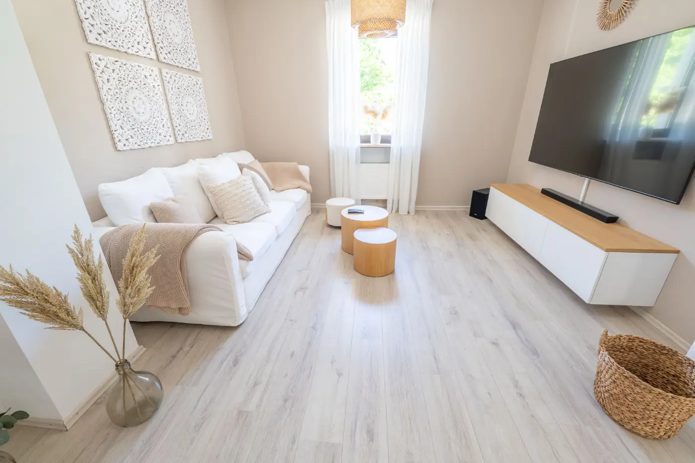 Helles Wohnzimmer mit Sofa in einem Objekt von Colak Immobilien in Weißenthurm