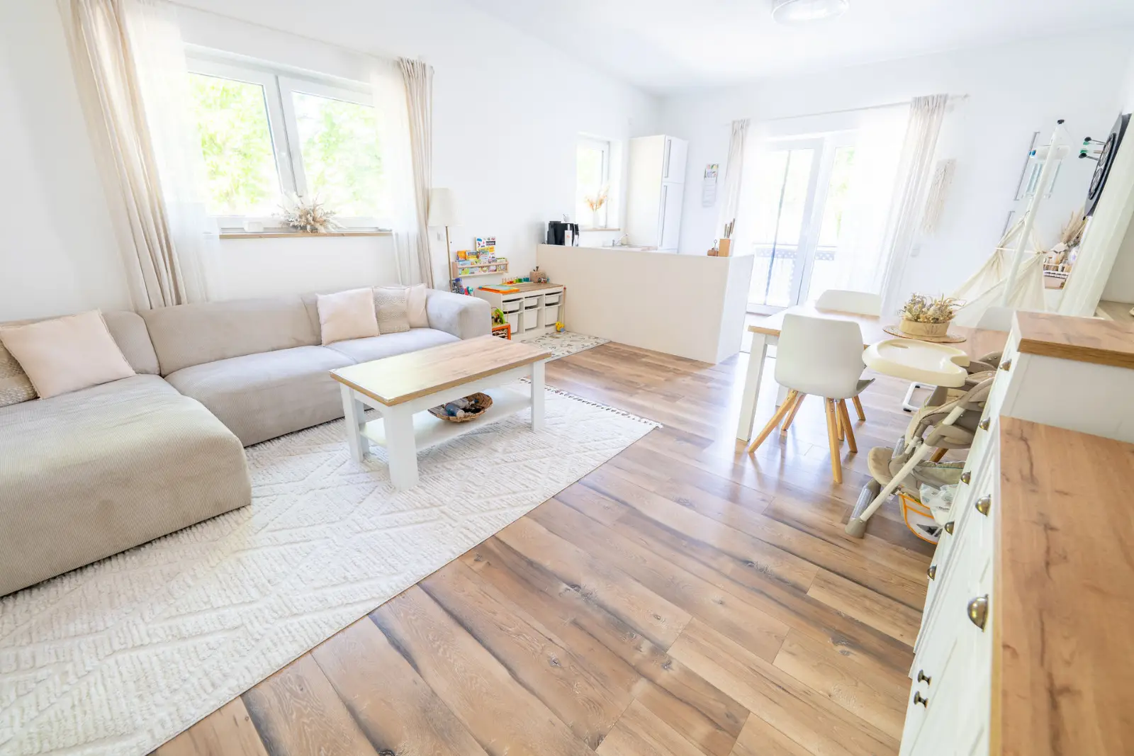 Helles Wohnzimmer in einem Objekt von Colak Immobilien in Weißenthurm